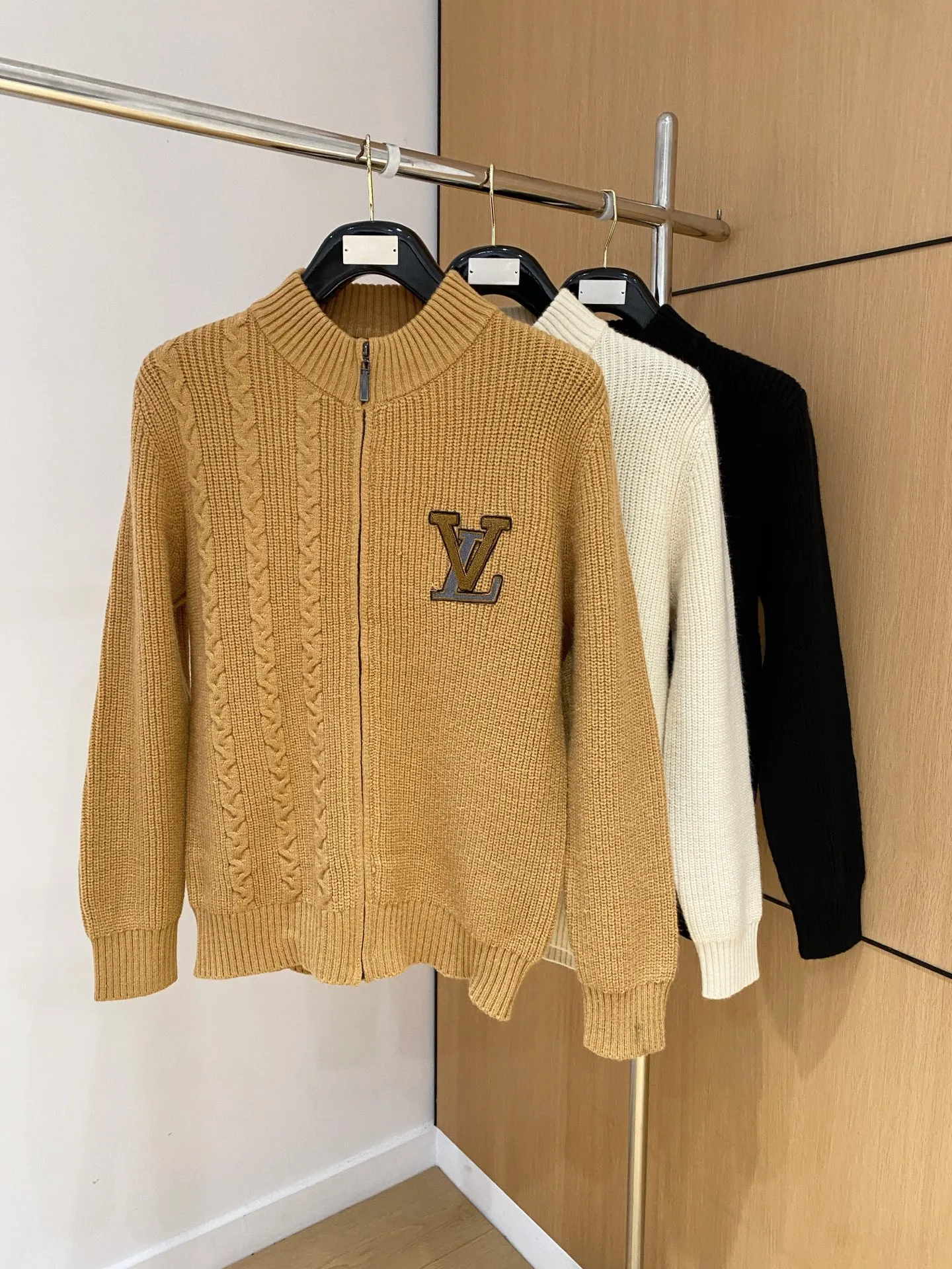 🅿️540 【LV Louis Vuitton】Autumn and winter classic cardigan sweater, in full condition! ! ! Wool blended fabric, the latest model in 2025, golden ratio! ! Slim-fitting soft gold, versatile and practical item, the combination and practicality are extremely powerful, simple and elegant, and classy! To create your own style, it is highly recommended to buy it in two colors. The standard slim fit tailoring process is suitable for both young and old men. It is knitted from wool and will not cause any discomfort! While keeping warm, it is stylish, textured and wearable, and the classic logo with contrasting colors on the chest feels in place! ! Recommended for regular customers! ! Size M-3XL (maximum wear: 190 pounds)